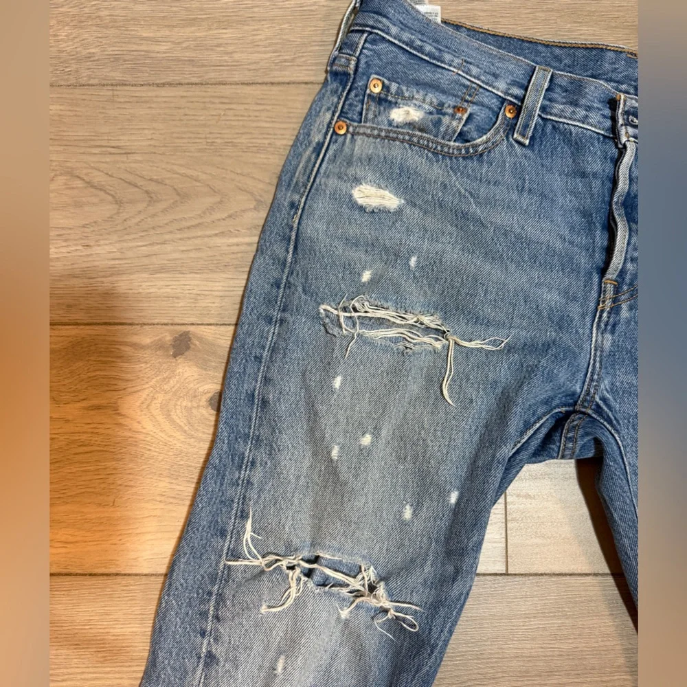 501s 29w x 28L Levi's Relaxed Fit Distressed Blue Jeans - Picture 2 of 12